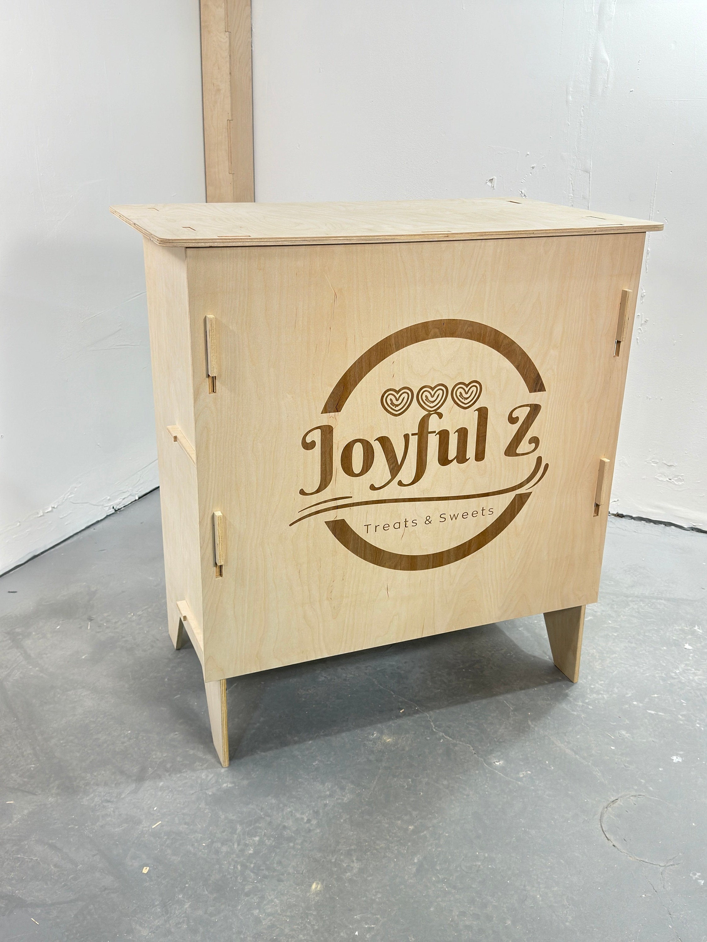 Flat Packed PopUp Kiosk Counter for Modern Popups Retail and Boutique Displays