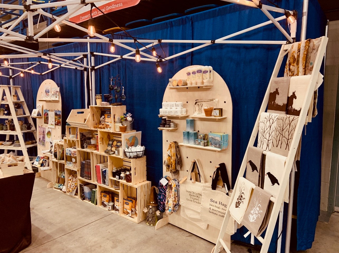 Curved Pop Up Display Stand