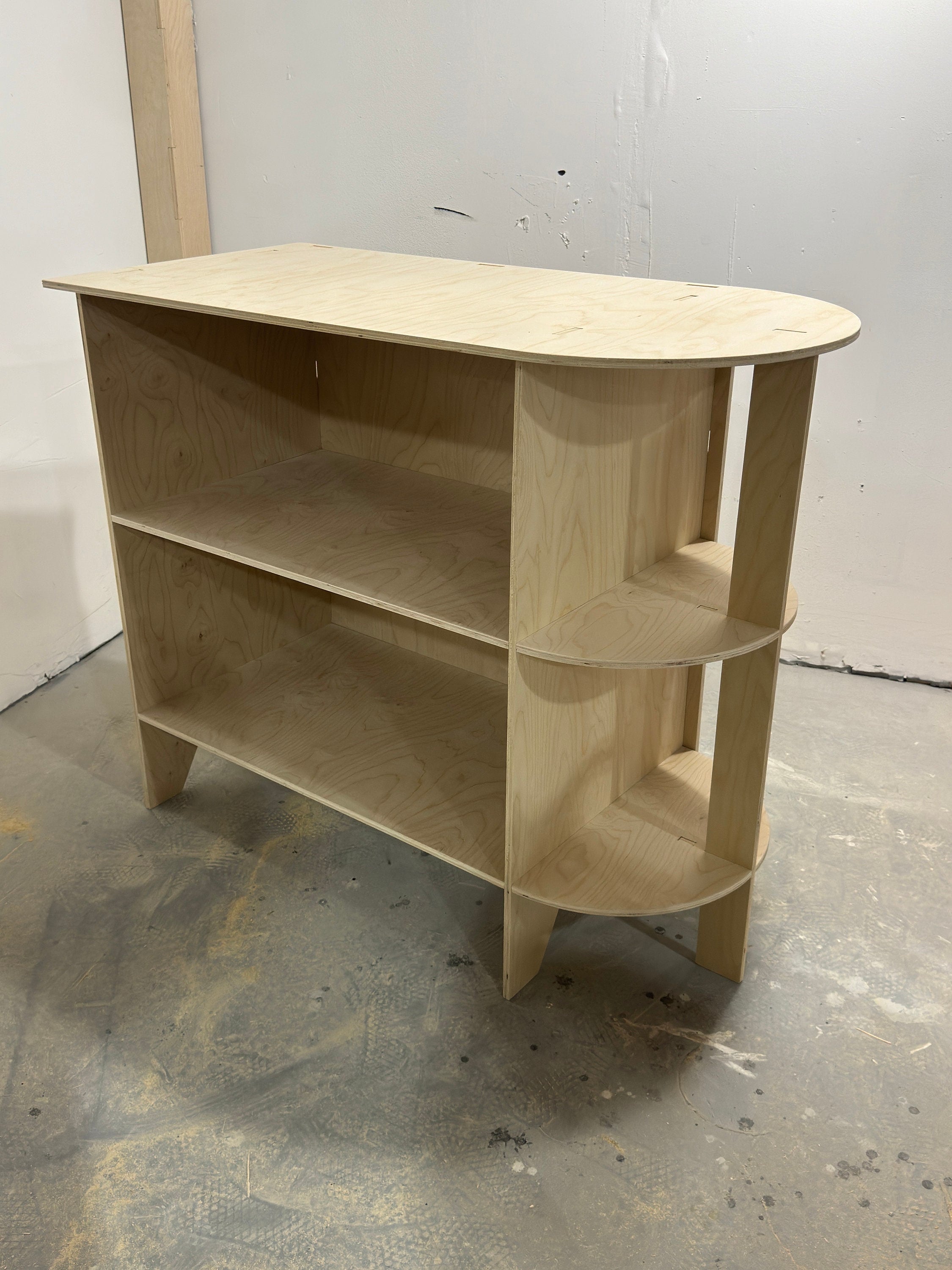 Flat-Pack Retail Kiosk Counter with Rounded End – Modern Display for Pop-Ups, Craft Fairs & Boutiques