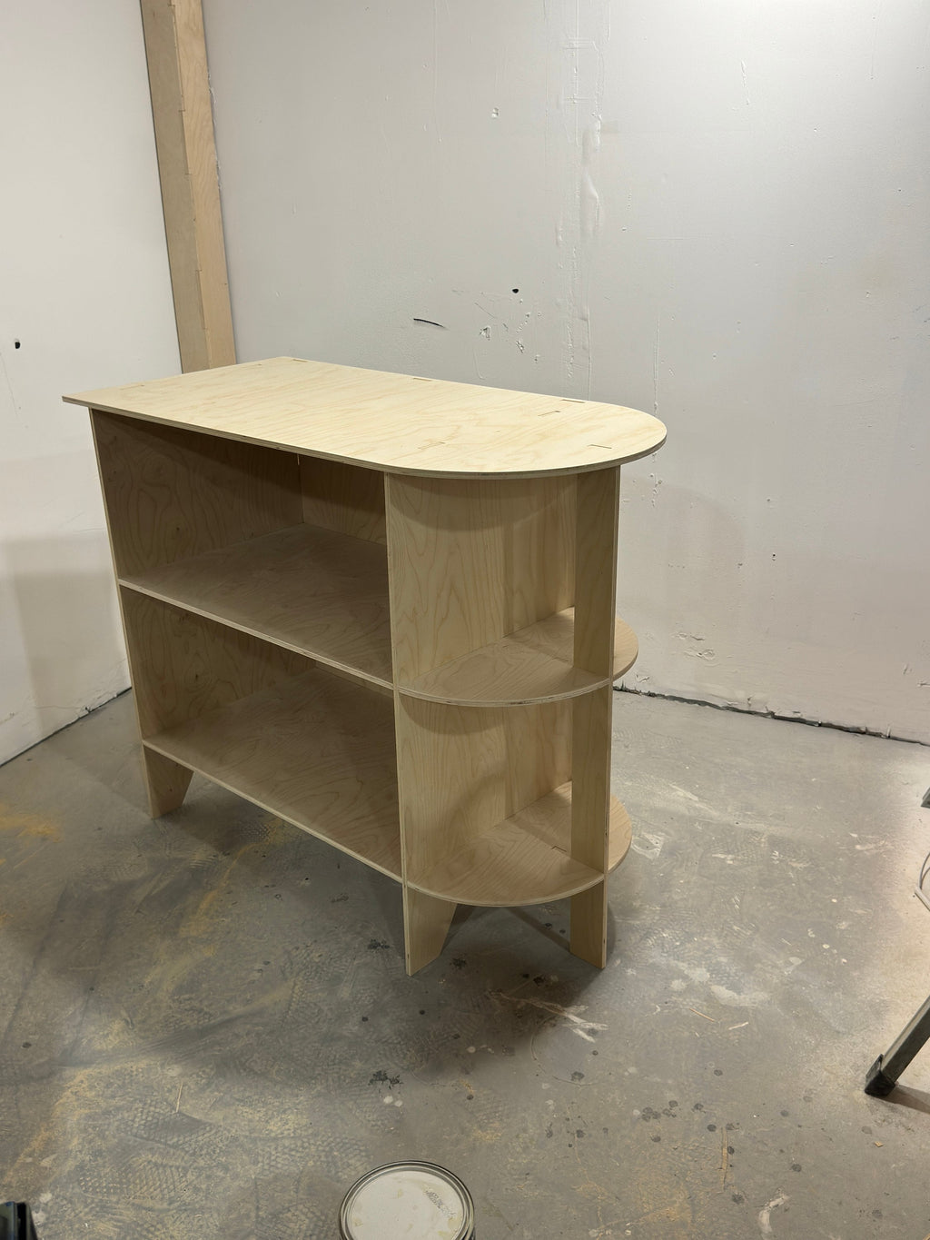 Flat-Pack Retail Kiosk Counter with Rounded End – Modern Display for Pop-Ups, Craft Fairs & Boutiques