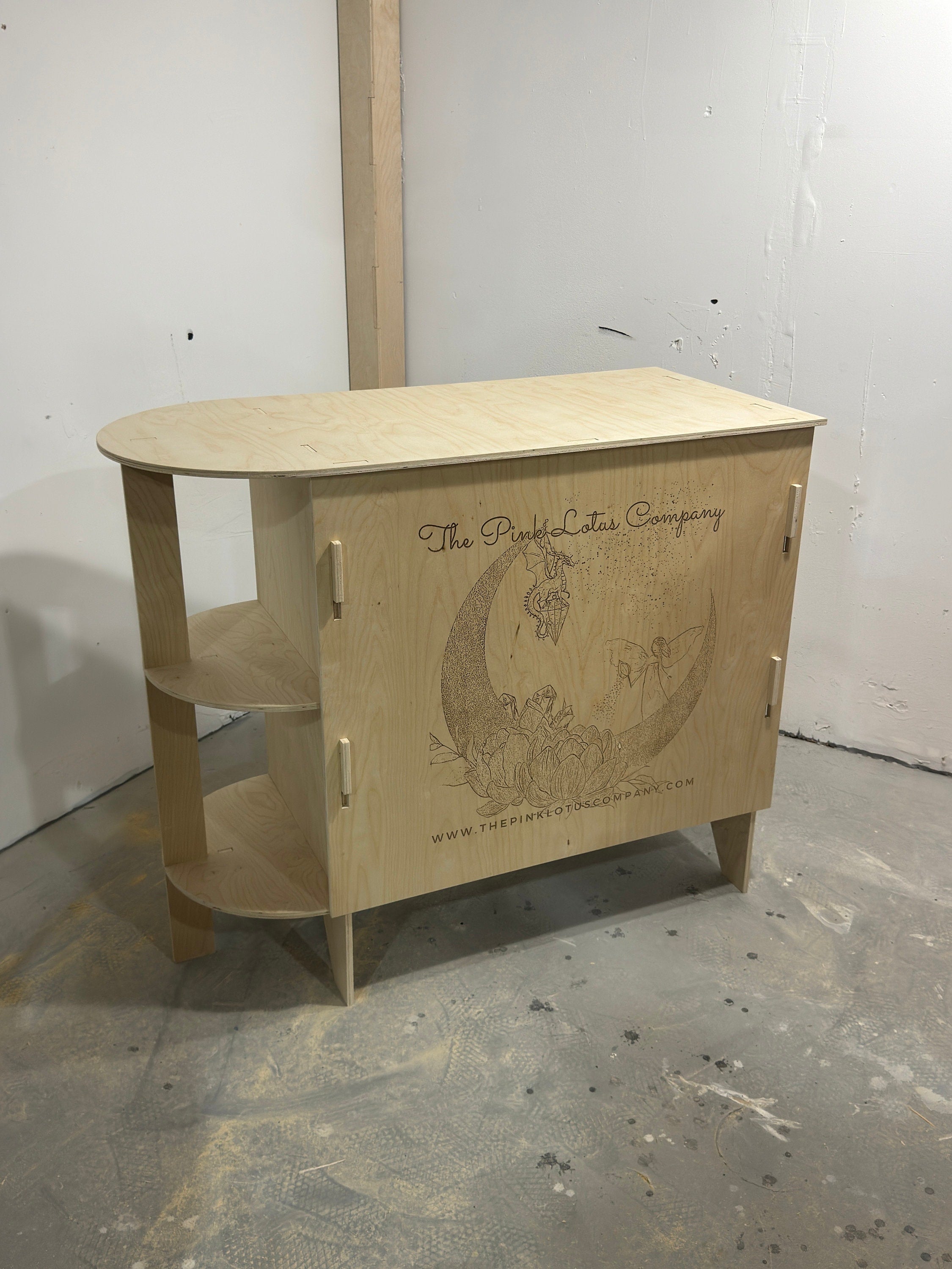 Flat-Pack Retail Kiosk Counter with Rounded End – Modern Display for Pop-Ups, Craft Fairs & Boutiques