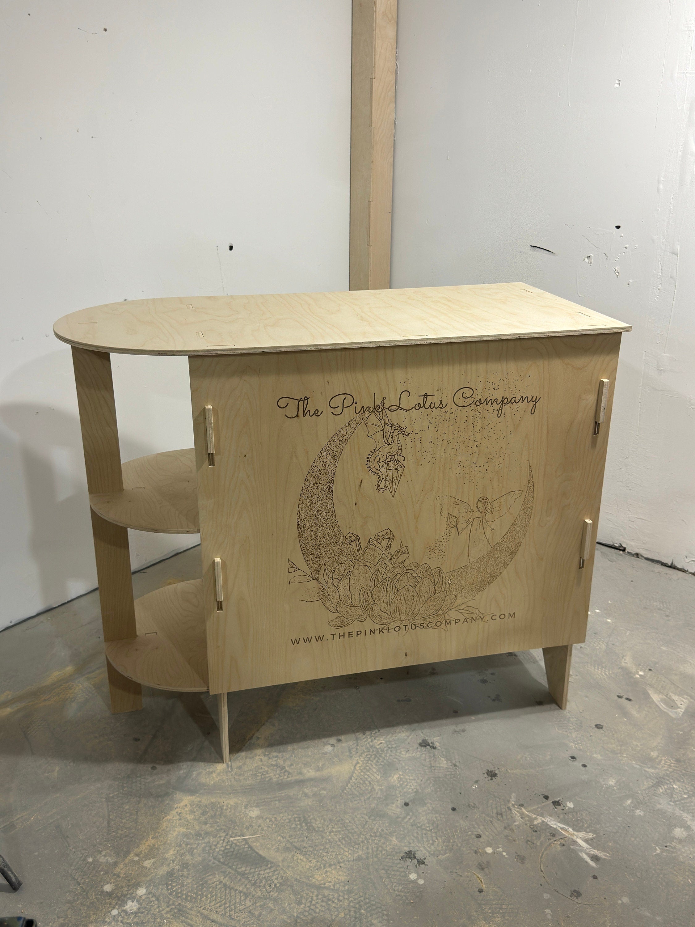 Flat-Pack Retail Kiosk Counter with Rounded End – Modern Display for Pop-Ups, Craft Fairs & Boutiques