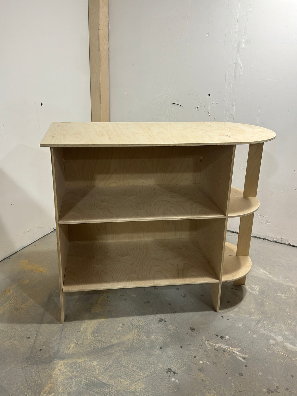 Flat-Pack Retail Kiosk Counter with Rounded End – Modern Display for Pop-Ups, Craft Fairs & Boutiques