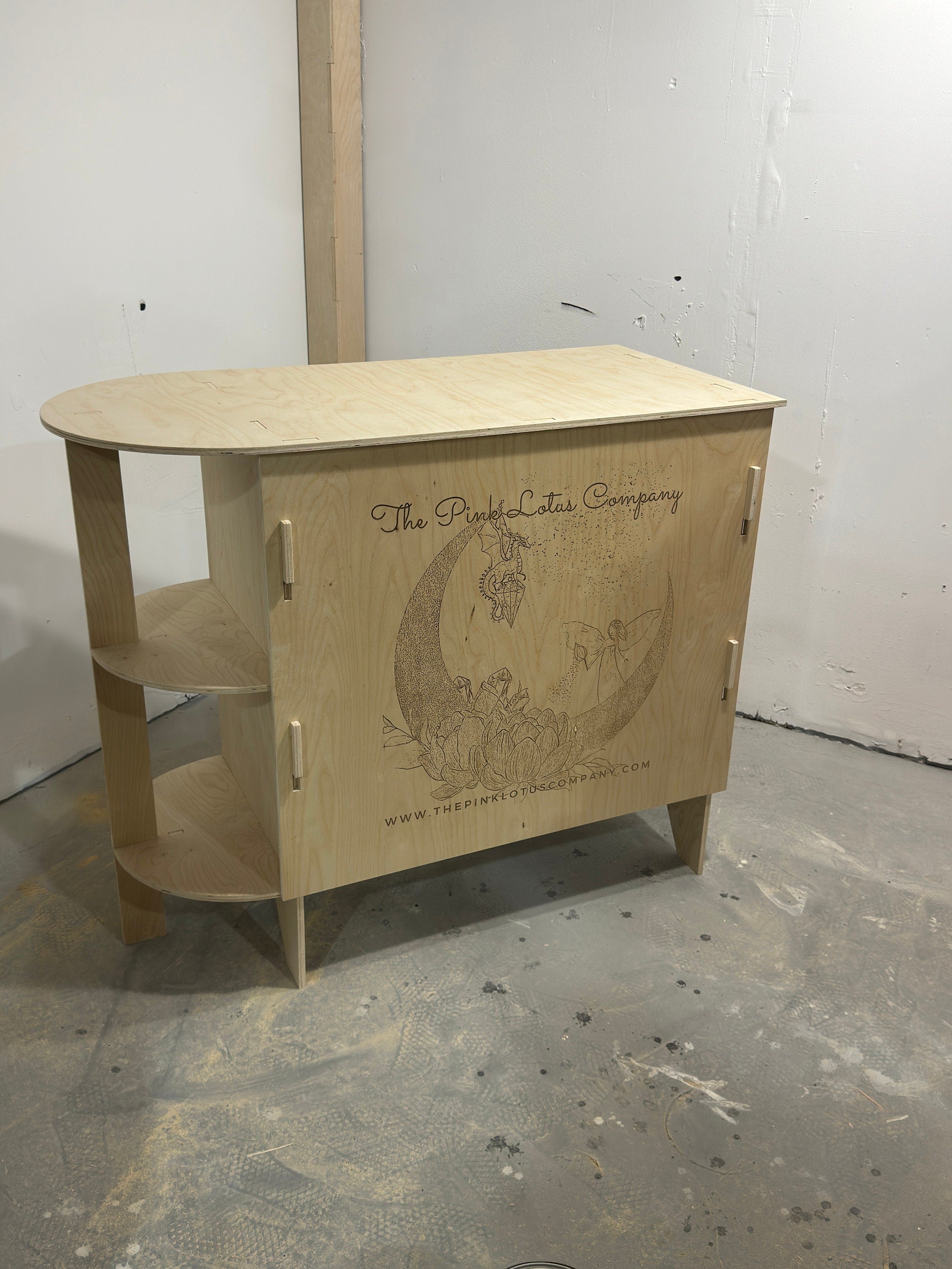 Flat-Pack Retail Kiosk Counter with Rounded End – Modern Display for Pop-Ups, Craft Fairs & Boutiques